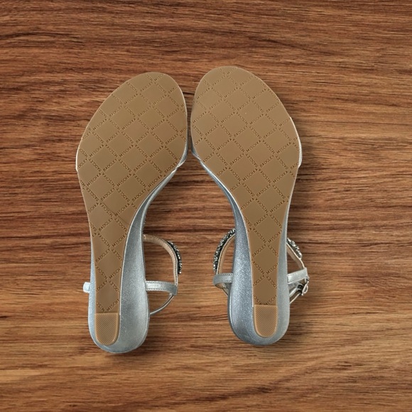 Women’s BADGLEY MISCHKA Silver T-Strap Yadira Wedge Leather Sandals, SZ. 6. - Picture 5 of 13